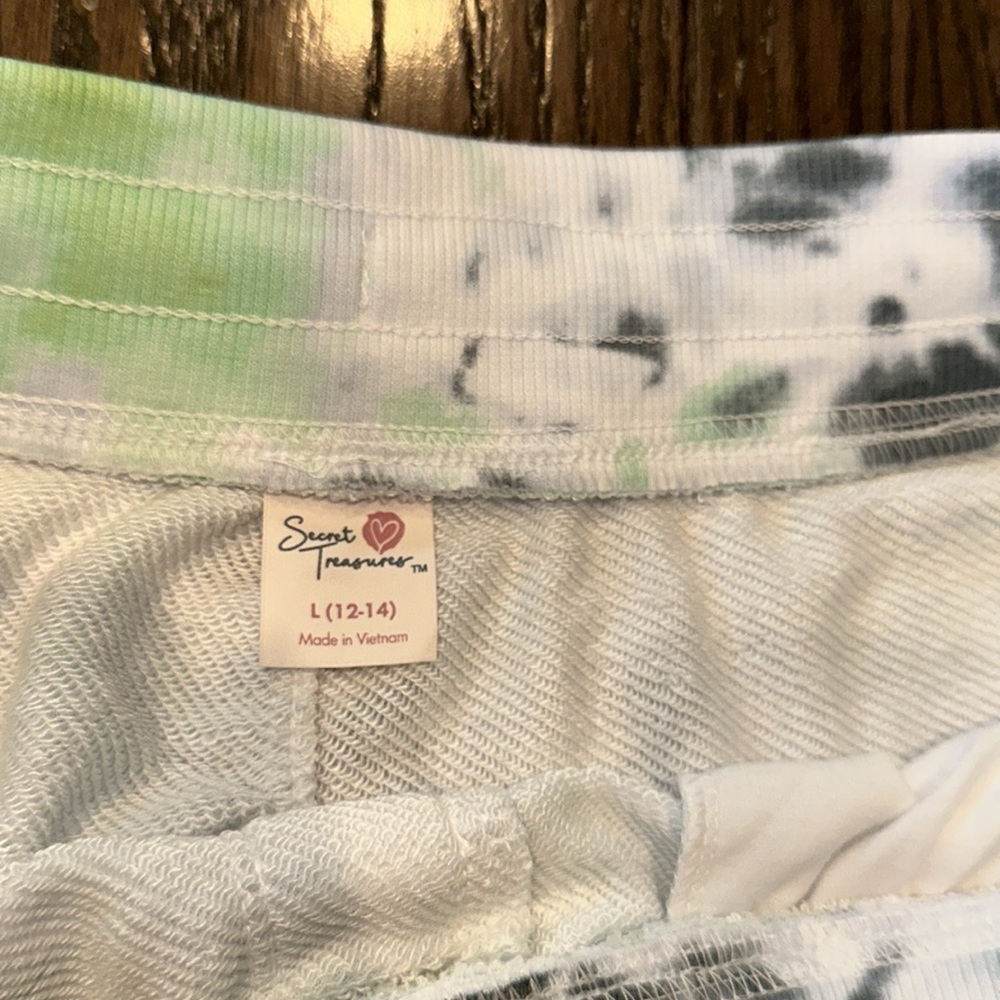 Secret Treasures tie dye Shorts with Drawstring Waist size large new with tags - Picture 3 of 4